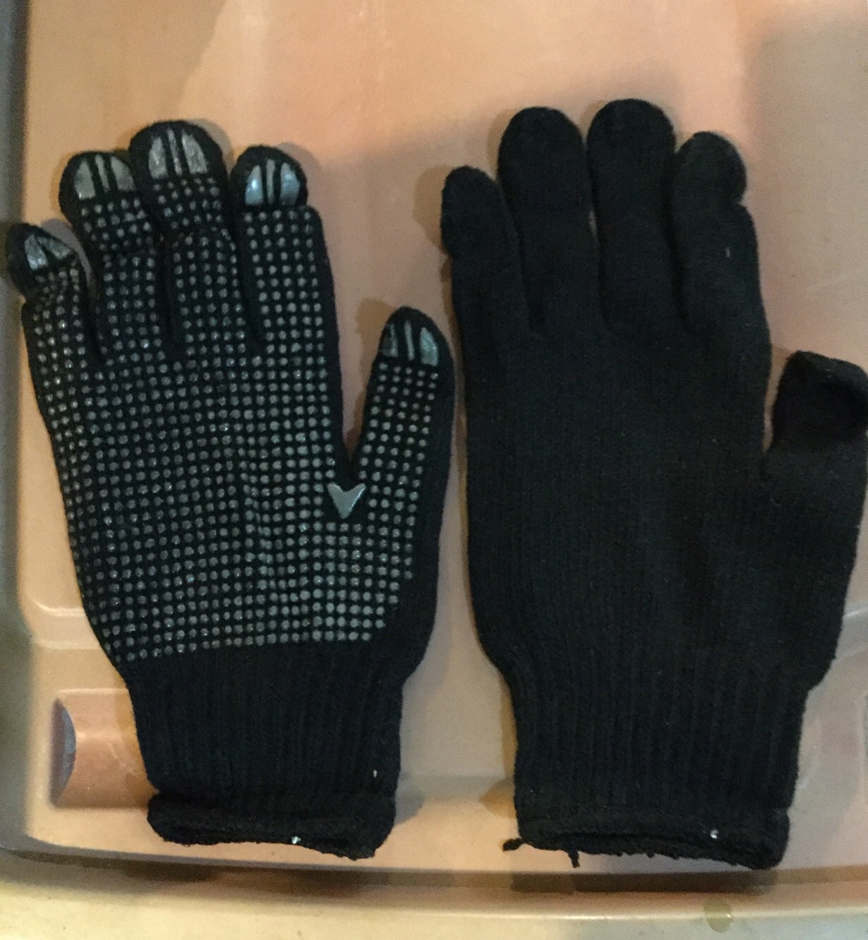 Dotted gloves detail 2